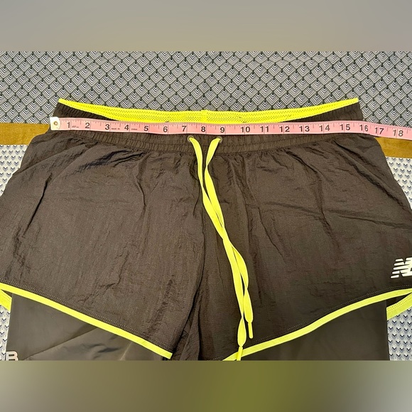 New Balance Women’s Impact 2-in-1 Run Short Size L - Picture 9 of 9